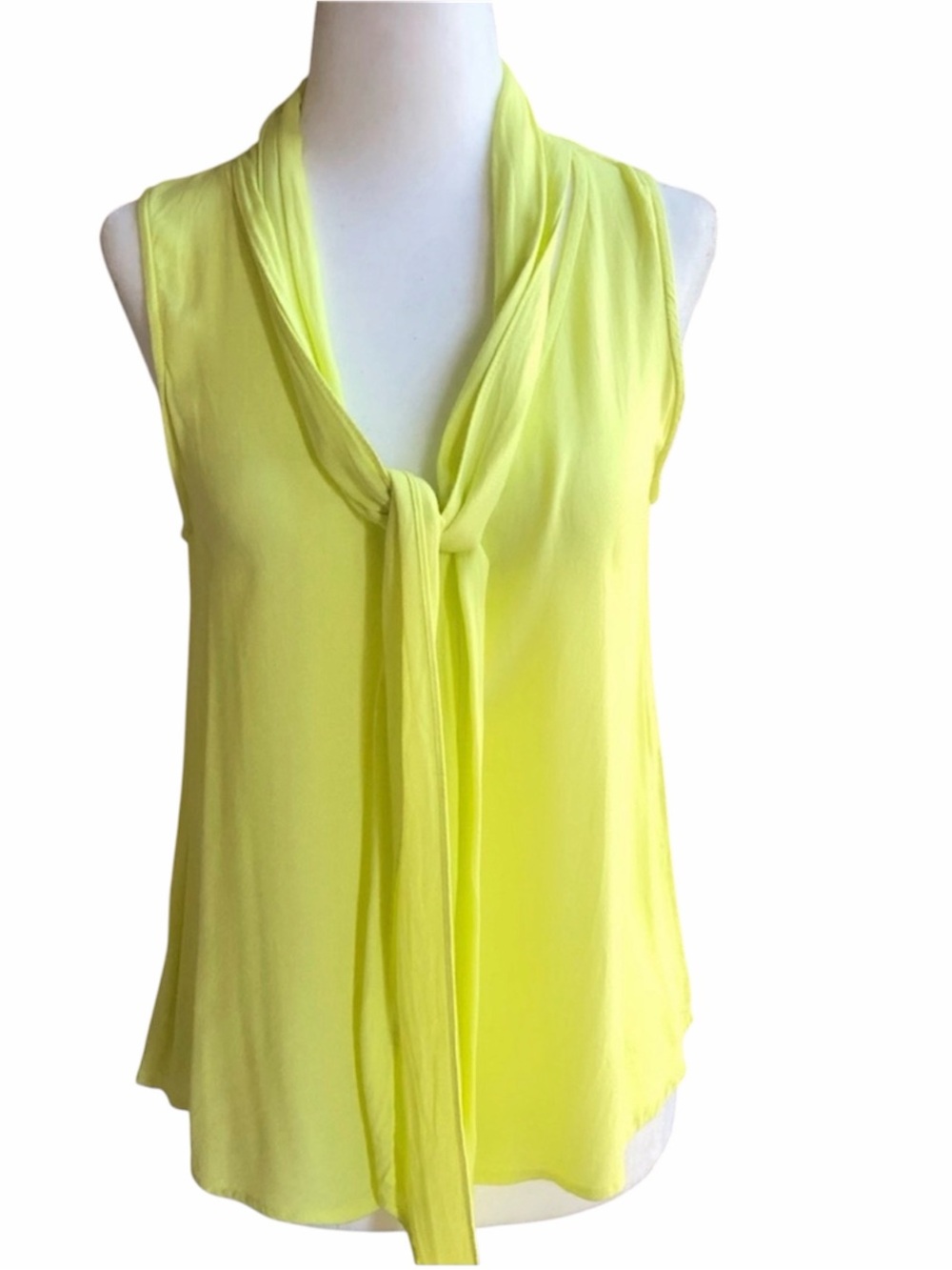 🎷Sleeveless vneck tie-front top